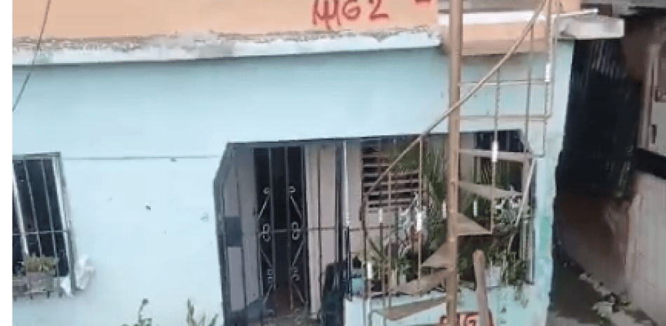 Denuncian que acumulación de aguas negras por una pared mal diseñada afecta la salud de una residente en La Ciénaga
