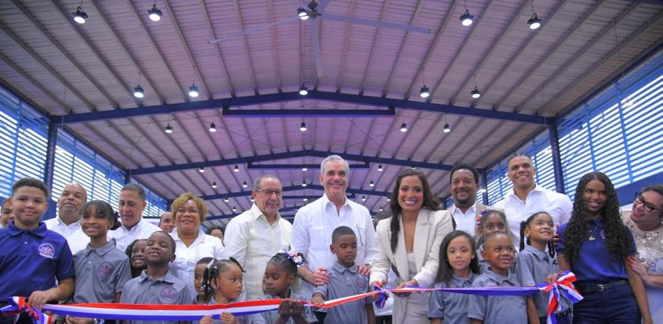 Pedro Martínez inaugura moderno complejo educativo y deportivo en Manoguayabo