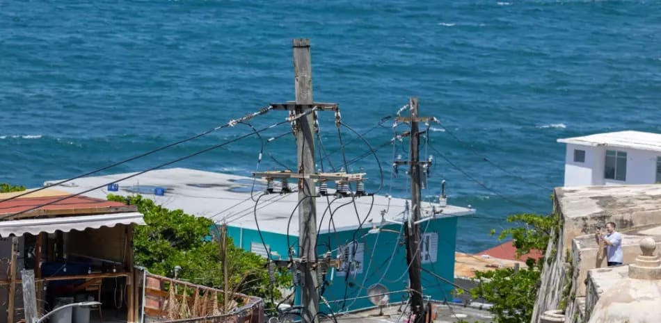 Entra en vigor una tarifa eléctrica récord en Puerto Rico en medio de persistentes apagones