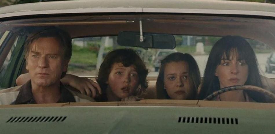 El final de la calle Oak: Una propuesta de terror y dinosaurios con Anne Hathaway y Ewan McGregor