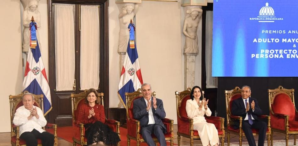 Reconocen la trayectoria y el compromiso social de adultos mayores en el Palacio Nacional