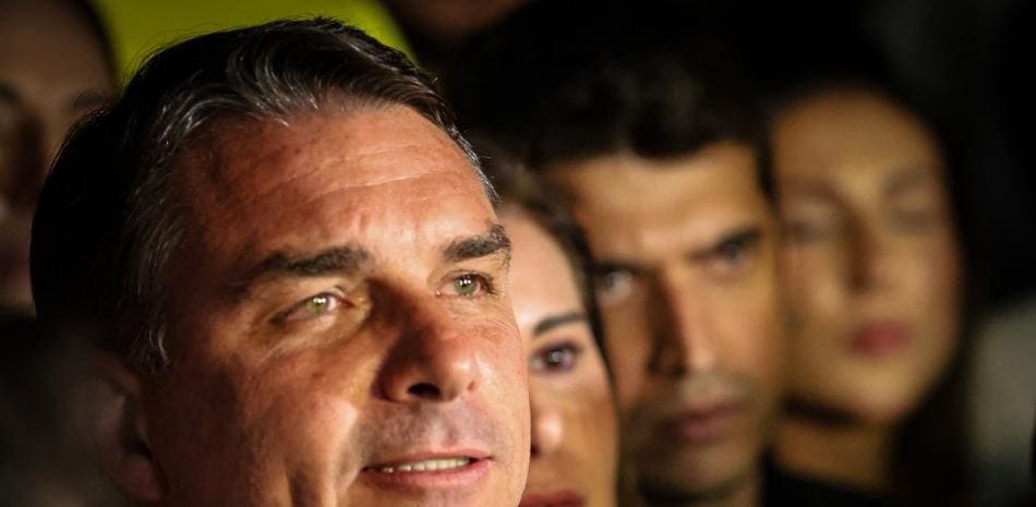 El ascenso político de Flávio Bolsonaro sacude el panorama electoral en Brasil