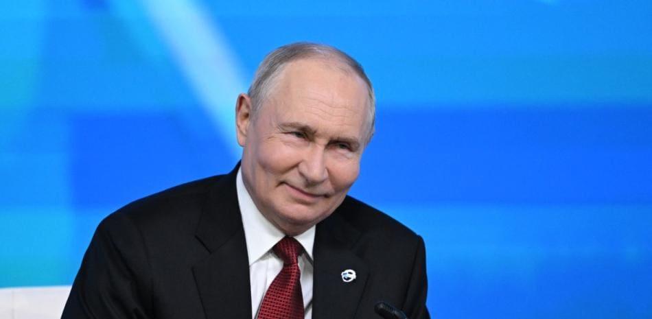 Vladímir Putin celebra 74 años en el poder mientras enfrenta desafíos internos y militares