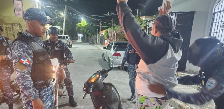 Ocho ciudadanos se entregan a las autoridades en Barahona tras ser buscados por la justicia