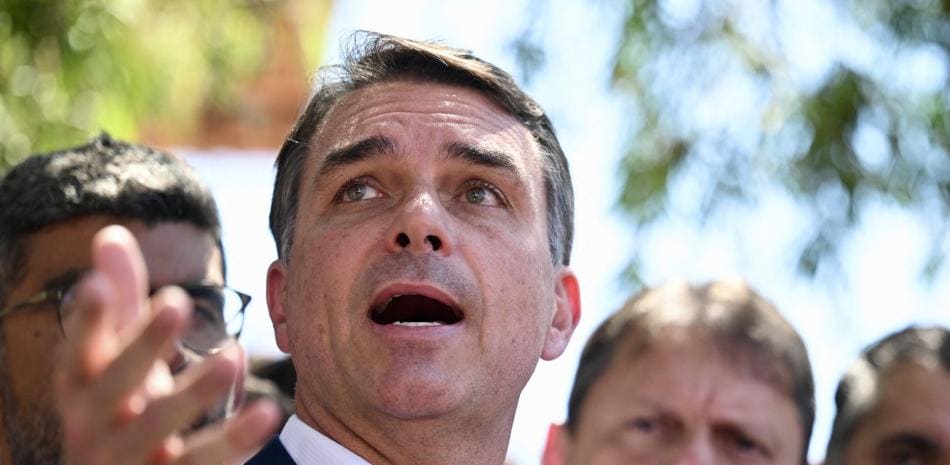 Flávio Bolsonaro asegura que su padre le impondrá la banda presidencial y promete liberarlo