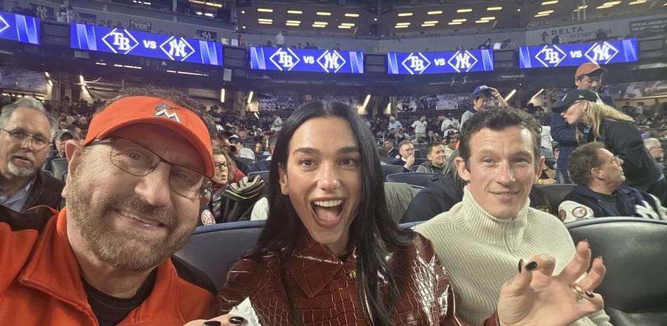 Un conocido aficionado de los Marlins comparte con Dua Lipa y Callum Turner en un juego de los Yankees sin saber quiénes eran