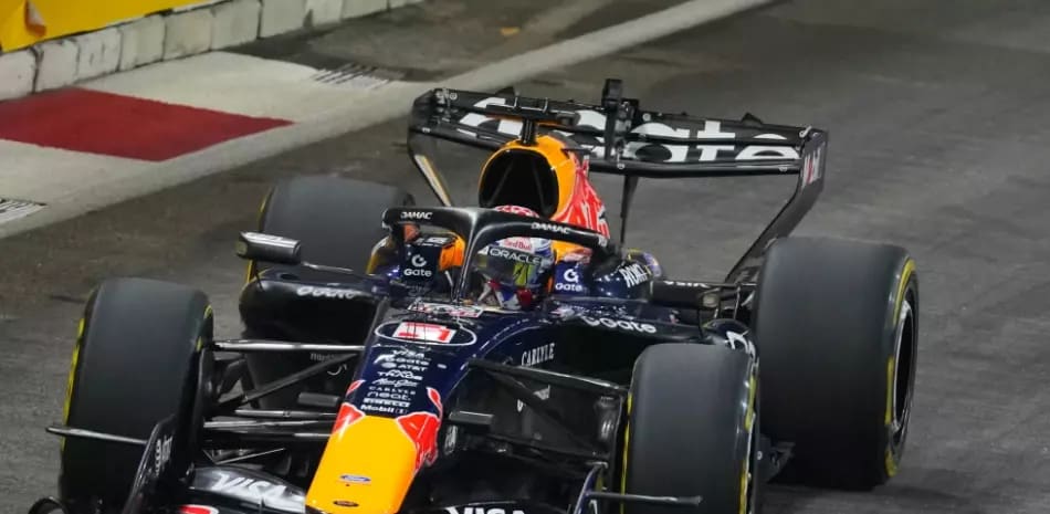 Verstappen triunfa en el sprint de Singapur tras un costoso accidente de Russell