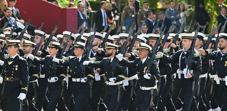 Las Fuerzas Armadas españolas despliegan su tradicional desfile bajo la presidencia de los reyes