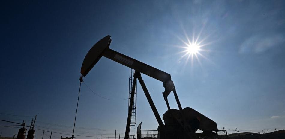 El petróleo de Texas sube un 3,8 % ante tensiones en Oriente Medio