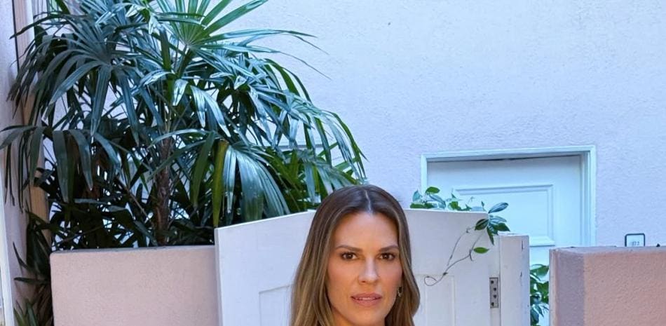 Hilary Swank anuncia que espera su tercer hijo a los 52 años