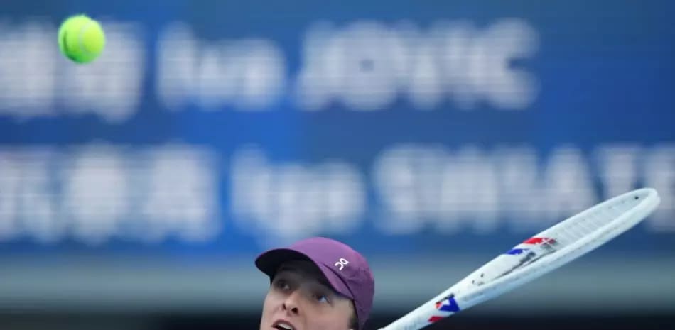 Iga Swiatek avanza en Wuhan y mantiene vivas sus aspiraciones para las Finales WTA