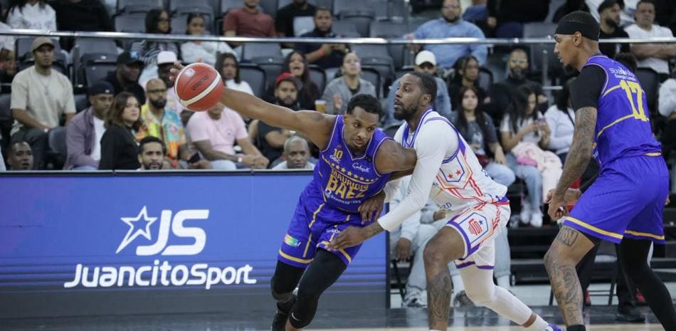 Mauricio Báez domina a San Lázaro y conquista la ronda regular en el baloncesto distrital