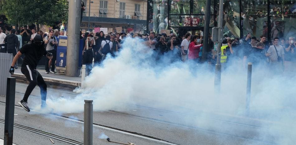Francia se sacude con masivas protestas por el alto costo de la vida y detenciones tempranas