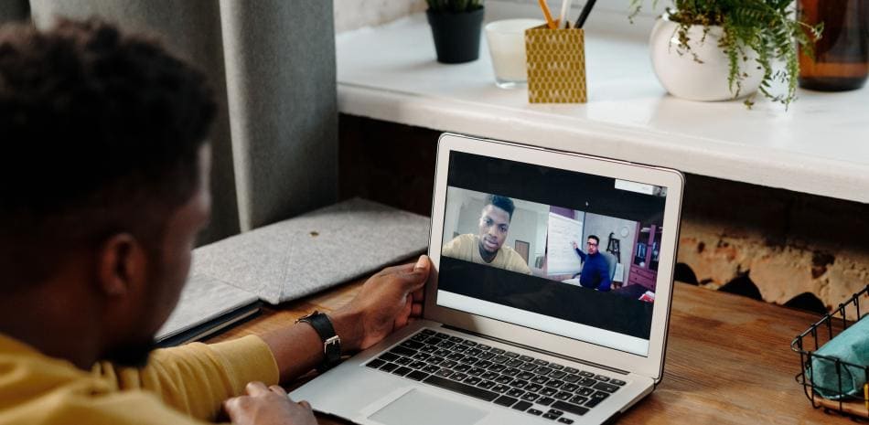 Plataformas y programas estatales ofrecen capacitación gratuita en diversas áreas en el país