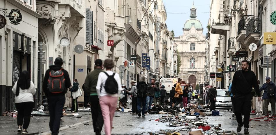Nuevos enfrentamientos en París obligan a la policía a utilizar gas lacrimógeno