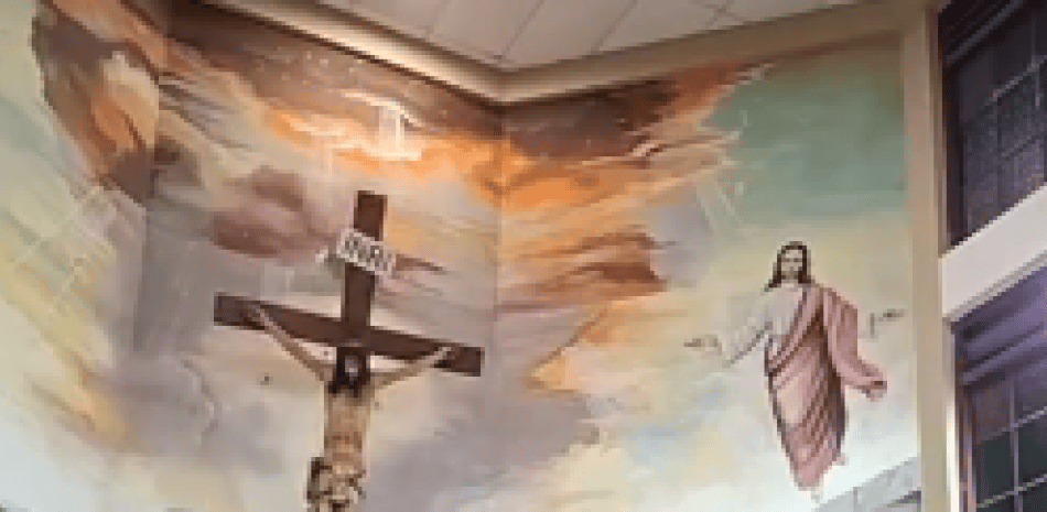 Tragedia en Ecuador: sacerdote pierde la vida tras desplomarse una cruz durante la eucaristía