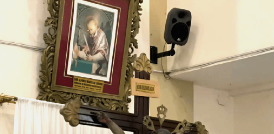 Tragedia en Guayaquil: Sacerdote pierde la vida tras impactarle una cruz durante transmisión en vivo