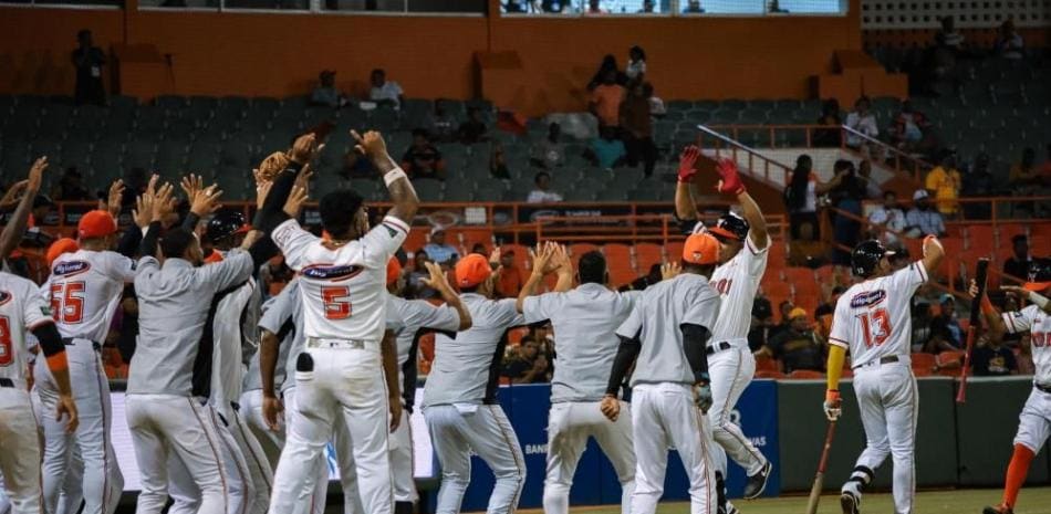 Toros del Este mantienen el liderato tras vencer a las Águilas