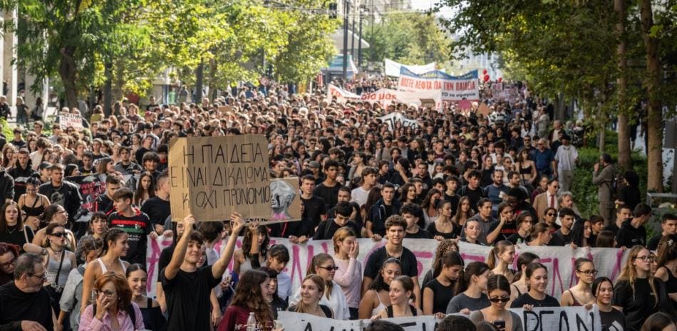 Protestas masivas en Grecia contra la carestía y la crisis educativa