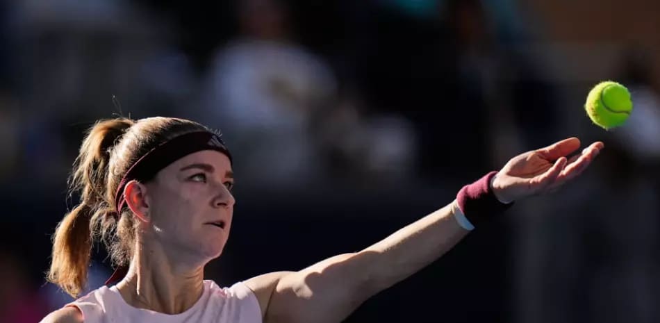 Muchova gana último cupo para las Finales WTA tras retiro de Kostyuk