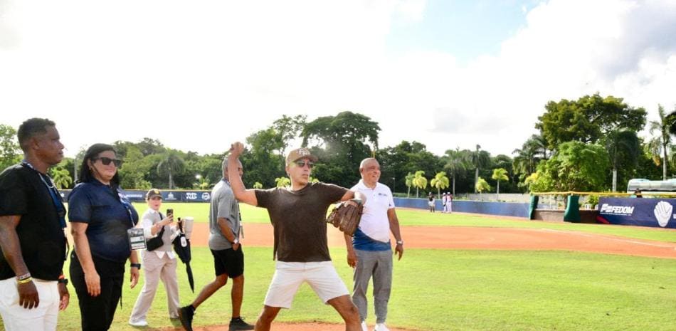 Propietarios de los Padres de San Diego visitan el Premundial de Béisbol U18 en República Dominicana