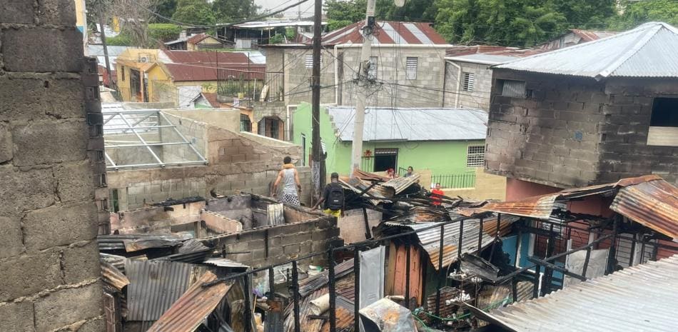 Incendio destruye unas 10 viviendas y dos negocios en el sector La Cambronal de Santiago