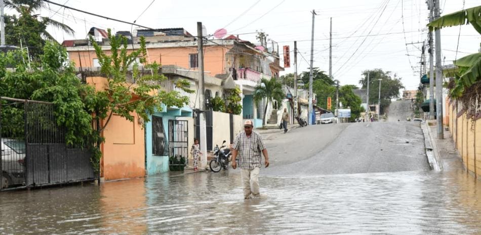 Residentes de Los Frailes II exigen solución a las autoridades por acumulación de agua estancada