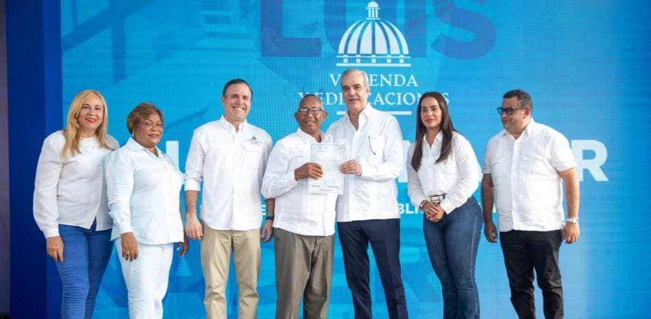 Gobierno entrega 422 títulos de propiedad en Santo Domingo Norte