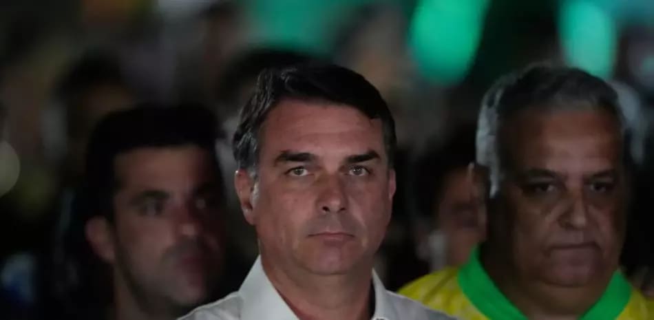 Flávio Bolsonaro sale de Brasil hacia EE.UU. tras su derrota electoral y Lula califica la huida de "vergonzosa"