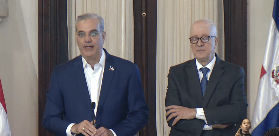 Presidente Abinader solicita oraciones por la salud de Roberto Santana durante encuentro sobre reforma penitenciaria