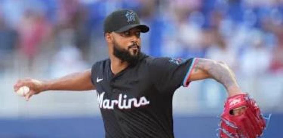 Los Marlins ejercen la opción contractual de Sandy Alcántara y evitan su llegada a la agencia libre