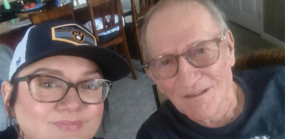 Un video viral de un veterano aficionado de los Cerveceros de Milwaukee conmueve las redes sociales tras el triunfo de su equipo