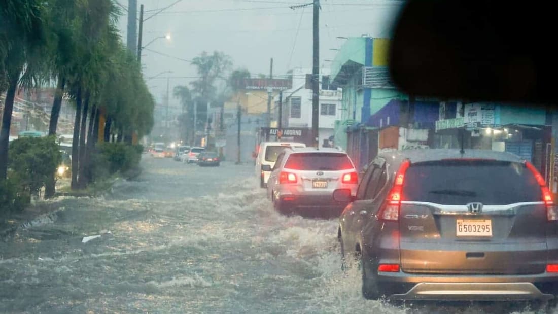 Inundaciones y caos vial en el Gran Santo Domingo por aguaceros asociados a una vaguada