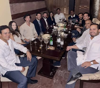 Santiago Matías reúne a figuras políticas y empresariales en cena privada