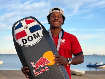 Deury Corniel destaca en España con medalla de plata en kitesurf