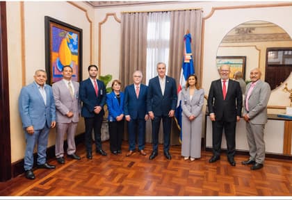 Presidente Abinader sostiene encuentro con directivos de ADORA en el Palacio Nacional