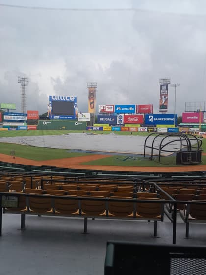 Águilas y Licey se enfrentan este domingo en el Estadio Quisqueya bajo la amenaza de lluvia
