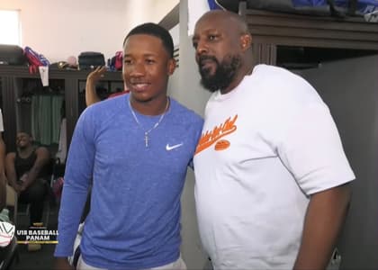 Vladimir Guerrero visita a la selección dominicana en el Premundial U-18