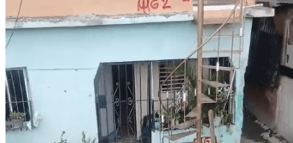 Denuncian que acumulación de aguas negras por una pared mal diseñada afecta la salud de una residente en La Ciénaga