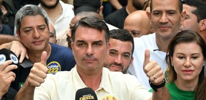Flávio Bolsonaro ejerce su derecho al voto en Río de Janeiro y aboga por una transformación política en Brasil