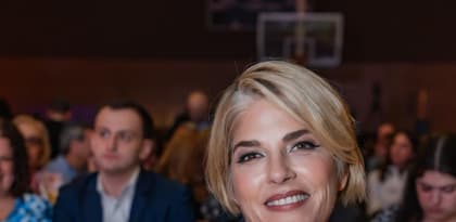 Actriz Selma Blair enfrenta cargos federales tras incidente en vuelo hacia Nueva York