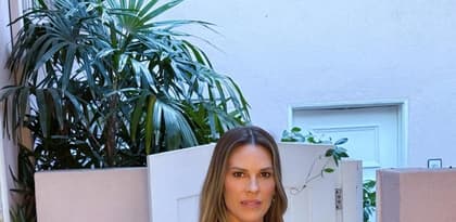 Hilary Swank anuncia que espera su tercer hijo a los 52 años