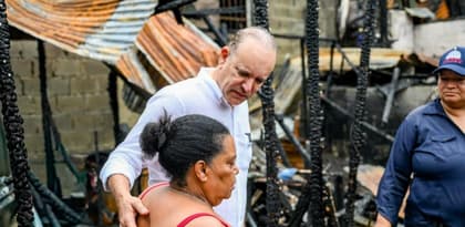 Alcalde de Santiago visita La Cambronal tras incendio que destruyó cinco viviendas