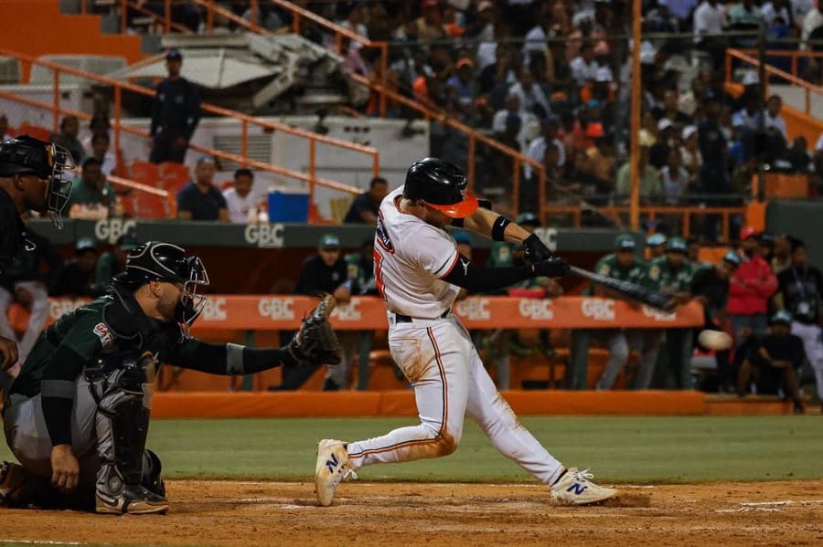 Estrellas Orientales inician la temporada con contundente victoria ante los Toros